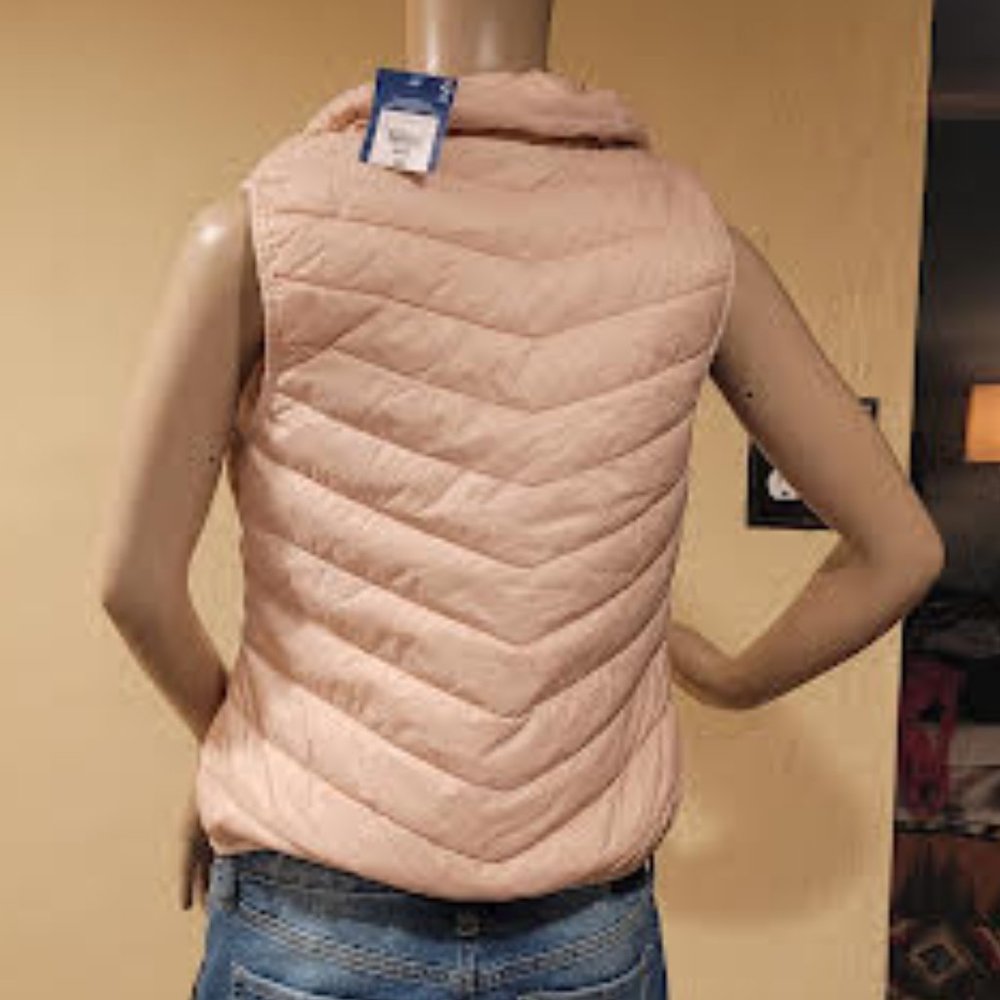 NWT Arizona Jean Company Rose Quartz women's medium lightweight puffer vest - Picture 2 of 9